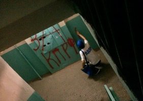 Расклейщик объявлений, которого заслуживает каждый подъезд нашей страны!