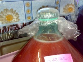 А объясните, уважаемый, чем  итальянский гидрозатвор (г.з.) за 350 рублей лучше полиэтиленового мешочка ценой 100 руб. за 1000 штук? А то я за 30 лет самогоноварения так и не допёр?
1. Г.з. надо покупать, а мешки есть уже.
2. Г.з. надо встраивать в крышку, мешок просто надеваешь с резинкой.
3. Г.з. торчит из крышки, его легко случайно задеть и сломать. Сломать мешок? Ну х.з.
4. Г.з. надо где-то хранить, мешок выбросил и забыл. 
И т.д., и т.п.