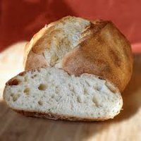 Буржуй!
Вот моё лакомство из 80-х: свежая хрустящая городская булка вприкуску с огромными сочными яблоками с дачи. Эх и вкуснотища была, когда на парах в институте ближе к обеду в желудке урчать начинало от голода!