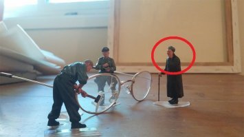 Кому тут эта бабка все время по телефону наяривает???