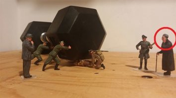 Кому тут эта бабка все время по телефону наяривает???