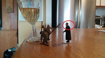 Кому тут эта бабка все время по телефону наяривает???