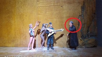 Кому тут эта бабка все время по телефону наяривает???