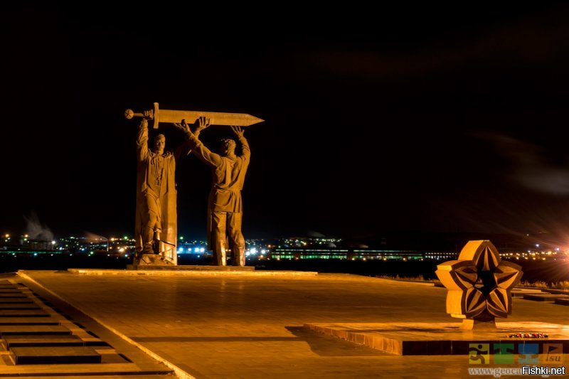 И конечно-же монумент "Тыл-Фронту"