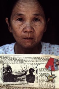 Больше подходит что взяли первого попавшего (ц)

Для утверждающих, что "схватили первого встречного" замечу, что его вдова, Нгуен Тхи Лоп, мужа опознала. И после войны получала соответствующую пенсию как вдова героя.