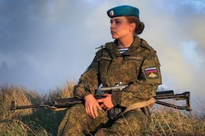 Постанова, СВД гражданская, прицел реплика, у бабы нет знаков различия - форма в любом военторге.