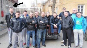 Не знаю, у меня эти патлатые пижоны кроме саркастической улыбки другой эмоции не вызывали. Вот так выглядели представители опг в 90 х, которые крушили рынки и трясли киоскёров, гоняли на девятках и мочили друг друга на разборках. Тот, кто выжил, потом и залез в костюм с галстуком в начале нулевых, но хари у них уж точно на Пчёлу не походили. Стали широкие, но такие же охреневшие, ни с чем не спутать. На одиночном фото один из лидеров "Уралмаша"