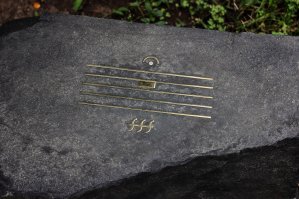 Камень на могиле композитора Альфреда Шнитке.
Знак фермата над паузой буквально означает вечная тишина.
Символы fff (под знаком паузы) означают  Форте-фортиссимо   самое громкое ,
и в целом это можно интерпретировать как  Оглушающая вечная тишина