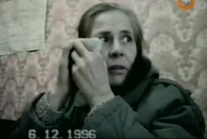 На фото конечно не его мать. Вот она. На фото ниже. Вышла и спокойно живет. Сейчас правда постарела сильно.