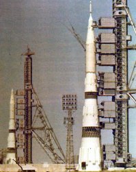 Теоретически Хабблом можно было поймать сантиметры с пары-тройки сотен километров, но у него орбита - 28.47  на высоте под 600 км была тогда, а у STS-107 - 39  на 307 км...
Мне такая задача выведения "Колумбии" на орбиту, доступную хотя бы для одиночного снимка телескопом Хаббл, не представляется возможной по дельте, "Колумбия" - тяжёлая ж зараза...
Была...
Да и вопрос - не сгорела бы матрица на телескопе?
Эх... Вот как летать неплохо было бы!