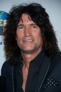 на первом фото Tommy Thayer Американский музыкант, наиболее известный как гитарист группы Kiss.