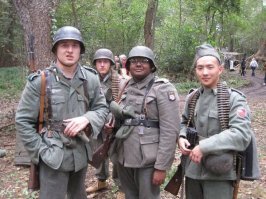 Да, одно время негры и японцы с удовольствием носили. Но кроме смеха, их вид больше ничего не вызывает...