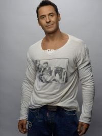 Открою тайну--посередине на фото......брат-близнец Стаса  Костюшкина !!  Та-дам!!  Над ними тоже поставили эксперимент и разлучили в детстве. Одного отставили просто жить в США и над другим(Стасом) проводили страшные опыты-во первых назвали его Стас, а потом заставляли его петь ужасные песни людям.