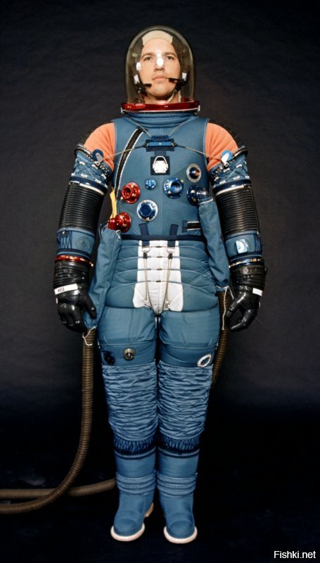 скафандр по-любому раздувает, там давление чистого кислорода, равное 0.3 атмосферы.
Только скафандр - он же многослойный!
Вот наш лунный "Кречет" и его потомков, включая самый современный "Орлан МКС" - увы, никто не показывает, и даже китаёзы, которым продали наши технологии, но принцип можно понять из лунного скафандра америкосов A7L (и очень прошу обратить внимание на то, что на настоящих скафандрах нет шлангов, которые болтаются ниже буя и которыми если зацепиться - то умрёшь!):
