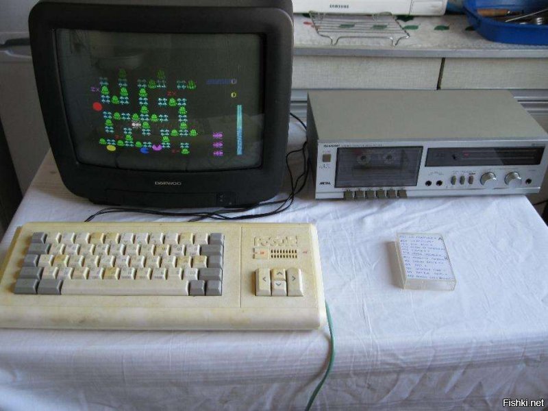В Черкассах выпускали клон этого компьютера. Назывался "Робик". С конца 80-х и пока морально не устарел. 

Фотка из интернета.