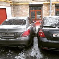 Не понял в чём проблема...
Залезть всегда можно с пассажирской стороны.
А так оба запарковали у выхода из дома, за что обоим неплохо бы в шиномонтаж обратиться.