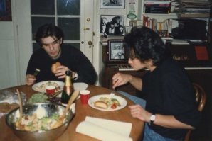 Это они видать в пиндосии у Стингрей! Стаканы, миска, смешные замки на двери...