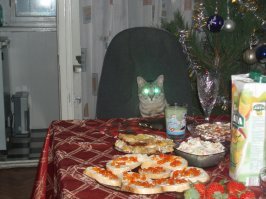 Моя кошатина воспитана таким же методом. Сидеть за столом - можно, на столе - табу. Трогать что либо на столе - ваще табу!