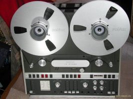 А папа всех этих магов а также Электроники 003-004 которая паралельно выпускалась во Фрязино,был Реквокс А700.
Был он у меня,на момент его выпуска (1971-год) это был космоскак по звуку так и конструктивному исполнению,а фишка вот в чём,магнитофоны Ревокс это "одомашненые" студийные маги Штудер,отцом А700 был Штудер B67.
Олимпы же были более менее до 004 модели которая хоть как то была похожа на оригинал.А сейчас я вам поведаю историю создания 005го "выпердыша" во всей красе показывающую "советский менеджмент".
Изначально 005я модель задумывалась как магнитофон 1го класса на шасси 004го,чтобы занять нишу в радях первоклашек таких как Союз 110,Ростов 105с-1,соответственно и электроника была у проекта того же гласса(усилитель воспроизведения на микросхеме К157УЛ1А для кассетников,усилитель записи на К157УД2,т.е фактичекски повторял схемотехнику тех же СоюзоРостовов и ... кассетника Маяк 232,спецы могут нагуглить их схемы и проверить сами)НО,руководство завода посчитало задумку энтузиастов невыгодной посему проект натянули за уши на высший класс,отсюда в 005ом Олиме вернулся реверс , появилось толком не работающее програмное управление с поиском по паузам который нихрена не мог найти и пролетал паузы т.к ему нужно было молчание между фонограммами не менее 4 секунд ,непонятно как работающим счётчиком ленты который считал папугаев(учитывая тот факт что 004ый считал реальное время минуты секунды),свистящим в тракте индикатором уровня из-за неэкранированных проводов,со временем выходил из строя автостоп.Хоть как то всю эту ситуацию исправили во второй ревизии а именно в модели 005С-1 выкинув поиск по времени и паузам.
И ещё,вишенка на торте,если вы думаете что 700ая серия которая позиционируется как студийная,хоть как то была переработана по тракту УВ УЗ что бы соответствовать классу студийной аппаратуры по соотношению сигнал шум,то у меня для вас плохие новости,привет УЛ1 УД2 которые никуда оттуда не делись,просто поставили двухдорожечные головки по дебильному NAB стандарту (на 4х дорожечном магнитофоне при воспроизведении записи сделанной на 700м маге не воспроизводился правый канал ввиду не совпадения дорожек) и 38 скорости. 
Ну и самый главный косяк который делает неудобмым обращение с Олимпами,это то что при копировании инжанёры мать их за ногу,  сдвинули немного вниз подкатушники и при работе с катушками номер 27 при заправке ленты,палец застревает между катушкой и обводным роликом в то время как у оригинала там был зазор в 2 см т.к магнитофон позволял работать с километровыми рулонами ленты толщиной 55 микрон намотанных на бобышки AEG,в лежачем положении на подкатушники ставили блины,переходник звезда-AEG и в бой.