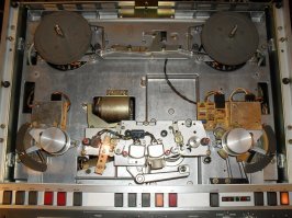 А папа всех этих магов а также Электроники 003-004 которая паралельно выпускалась во Фрязино,был Реквокс А700.
Был он у меня,на момент его выпуска (1971-год) это был космоскак по звуку так и конструктивному исполнению,а фишка вот в чём,магнитофоны Ревокс это "одомашненые" студийные маги Штудер,отцом А700 был Штудер B67.
Олимпы же были более менее до 004 модели которая хоть как то была похожа на оригинал.А сейчас я вам поведаю историю создания 005го "выпердыша" во всей красе показывающую "советский менеджмент".
Изначально 005я модель задумывалась как магнитофон 1го класса на шасси 004го,чтобы занять нишу в радях первоклашек таких как Союз 110,Ростов 105с-1,соответственно и электроника была у проекта того же гласса(усилитель воспроизведения на микросхеме К157УЛ1А для кассетников,усилитель записи на К157УД2,т.е фактичекски повторял схемотехнику тех же СоюзоРостовов и ... кассетника Маяк 232,спецы могут нагуглить их схемы и проверить сами)НО,руководство завода посчитало задумку энтузиастов невыгодной посему проект натянули за уши на высший класс,отсюда в 005ом Олиме вернулся реверс , появилось толком не работающее програмное управление с поиском по паузам который нихрена не мог найти и пролетал паузы т.к ему нужно было молчание между фонограммами не менее 4 секунд ,непонятно как работающим счётчиком ленты который считал папугаев(учитывая тот факт что 004ый считал реальное время минуты секунды),свистящим в тракте индикатором уровня из-за неэкранированных проводов,со временем выходил из строя автостоп.Хоть как то всю эту ситуацию исправили во второй ревизии а именно в модели 005С-1 выкинув поиск по времени и паузам.
И ещё,вишенка на торте,если вы думаете что 700ая серия которая позиционируется как студийная,хоть как то была переработана по тракту УВ УЗ что бы соответствовать классу студийной аппаратуры по соотношению сигнал шум,то у меня для вас плохие новости,привет УЛ1 УД2 которые никуда оттуда не делись,просто поставили двухдорожечные головки по дебильному NAB стандарту (на 4х дорожечном магнитофоне при воспроизведении записи сделанной на 700м маге не воспроизводился правый канал ввиду не совпадения дорожек) и 38 скорости. 
Ну и самый главный косяк который делает неудобмым обращение с Олимпами,это то что при копировании инжанёры мать их за ногу,  сдвинули немного вниз подкатушники и при работе с катушками номер 27 при заправке ленты,палец застревает между катушкой и обводным роликом в то время как у оригинала там был зазор в 2 см т.к магнитофон позволял работать с километровыми рулонами ленты толщиной 55 микрон намотанных на бобышки AEG,в лежачем положении на подкатушники ставили блины,переходник звезда-AEG и в бой.