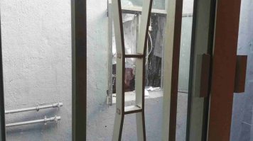 Судя по похожей форме решеток возможно в этом же здании я снимал номер на пару ночей. Порядка 30 долларов в сутки. В моих хоромах общей площадью 8м, рассчитанных на 3 гостя даже был изолированный санузел с душем! Был телевизор, вифи и столовая на этаже с горячей водой, чаем и кофе. Здание изначально сделано как доходный дом, с кучей номеров под аренду, так что 4м ее "квартиры" возможно так и планировались. Большинство "окон" выходят в колодец и годятся только для вентиляции. Место хорошее, у метро, на главной материковой улице, 10 минут до набережной со знаменитым видом на остров. В принципе нормально перекантоваться недолго, но постоянно жить можно только с целью накопить на переезд...