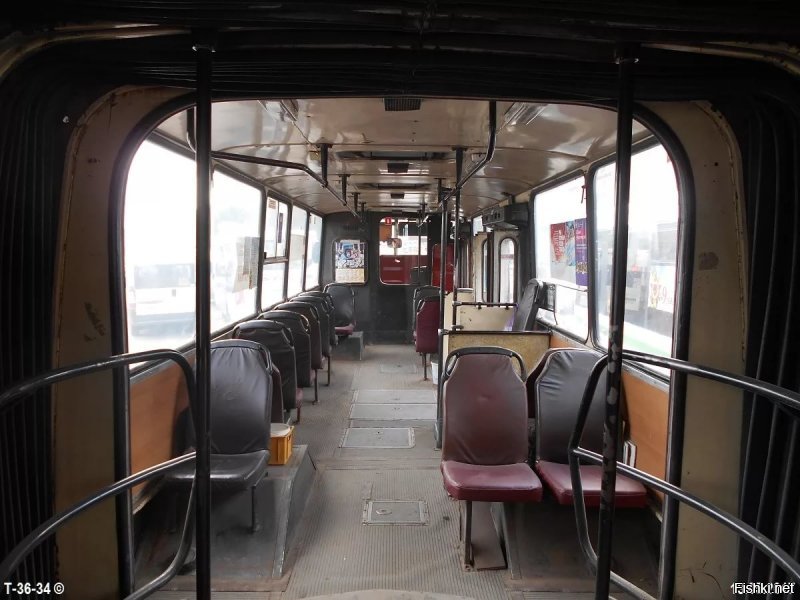 Были же автобусы с нормальным ровным полом. Правда залезать приходилось по ступенькам. Зато ходить по салону было намного удобней. Моё любимое место - в круге, где так забавно поскрипывает гармошка... Иногда на весь салон дико скрипела. :) Можно лихо залезть на поручни и ощущать себя петухом на жердочке. Шапка, как правило, дополняла этот имидж...