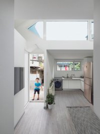 Прикольный домик для маленькой семьи. Только мебель там живая. Диван сам по себе меняет цвет с красного на черный, цветы и картины гуляют по дому, и вдруг откуда не возьмись появился холодильник. Ой дурят нашего брата, ой дурят.