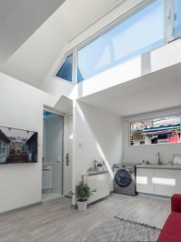 Прикольный домик для маленькой семьи. Только мебель там живая. Диван сам по себе меняет цвет с красного на черный, цветы и картины гуляют по дому, и вдруг откуда не возьмись появился холодильник. Ой дурят нашего брата, ой дурят.