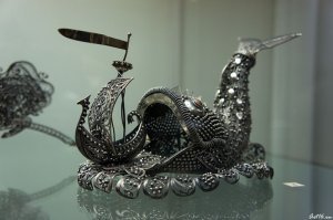 Красиво - вопросов нет. Особенно если учесть размер на примере оленя. У нас в Красном-на-Волге - нечто подобное делают из серебра и золота. Скань - называется. Размер конечно - не тот...