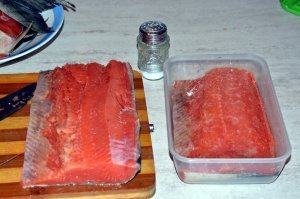 Делаем довольно часто. Горбуша, скумбрия.Середина рыбины в судок см30 (выходит примерно с кг), остальное на суп. Соль, лавровый лист. На сутки в холодильник.На фото кета