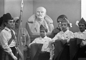 Какой зажиточный у них в школе был Ленин - в дорогом пальте с меховым воротником. Теперь я видел всё.