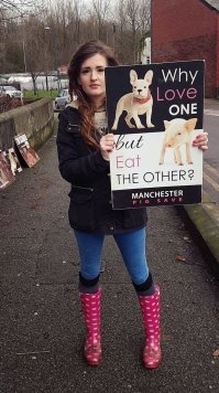 Тупая пёсда  ... ой ... веганка.
Мы любим и тех и тех.