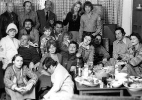 Фото Высоцкого с компанией на Малой Грузинской - это собственно его новоселье в этой квартире. Есть другие схожие снимки.