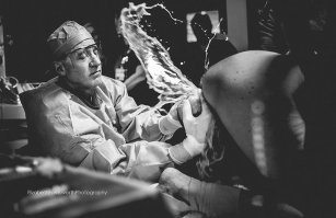 Что,рожать раком?
-Как зачала так и рожай!