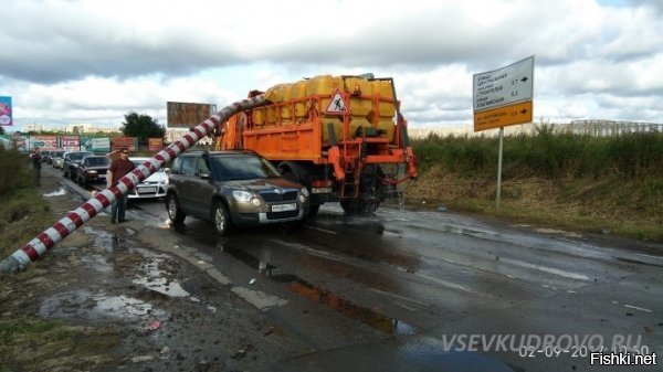 Были и такие. Питербуржцы знают про ограничительно со стороны ТК Мега-Дыбенко в сторону жилого района Кудрово. Там стоит мощная труба.

Но и на неё нашлась управа