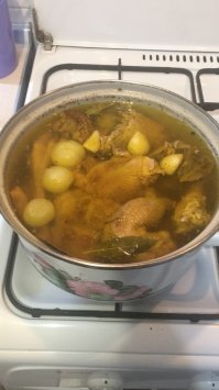 Холодец из двух домашних петушков, самое вкусное это лапки, и ни какой свинины!