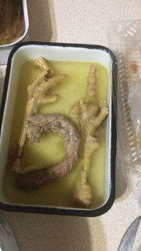 Холодец из двух домашних петушков, самое вкусное это лапки, и ни какой свинины!