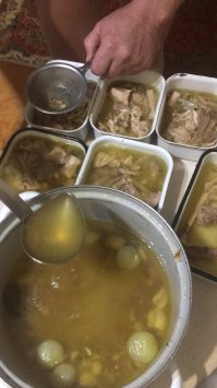 Холодец из двух домашних петушков, самое вкусное это лапки, и ни какой свинины!