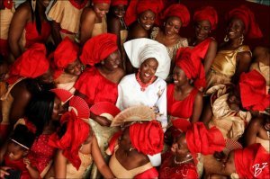 Аллё, аллё, Алёёёнаа! Баба на фотке в белом платье и мехах никак не катит на участницу негирийской свадьбы, стёб не над фотографом, а к автору поста, чтоб чушь не постил ...
ПС. Вот так выглядит негирийская невеста