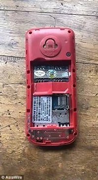 И при таком взрыве телефон практически не повредился. Всего лишь нет задней крышки и оплавился экран (при этом все кнопки целые).