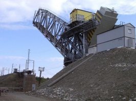 Шиженский железнодорожный мост, на линии Беломорск - Сумский Посад, это разводной мост откатно-раскрывающейся системы. Был введен в эксплуатацию в 1952 году. Длина расчётного пролета - 66 метров.

Этот мост на Беломоро-Балтийском водном пути уникален. Подобных сооружений в мире всего два - один в Канаде, а другой - этот самый мост в Беломорске. Мост уникален прежде всего своим разводным пролетом. Дело в том, что откатно-раскрывающаяся система мостов очень редко проектируется и воплощается в жизнь. К ней прибегают в том случае, когда нет возможности возведения мощных опор.