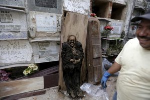Нигериец хвастается в сети 145-летним дедом