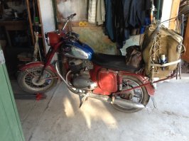 А это моя, 1967-года, посмертно буду ездить, цилиндр, поршень, кольца, вторичный вал, все сальники, генератор с реле-регулятором всё новое и оригинальное имею в запасе- у меня 250-ка.