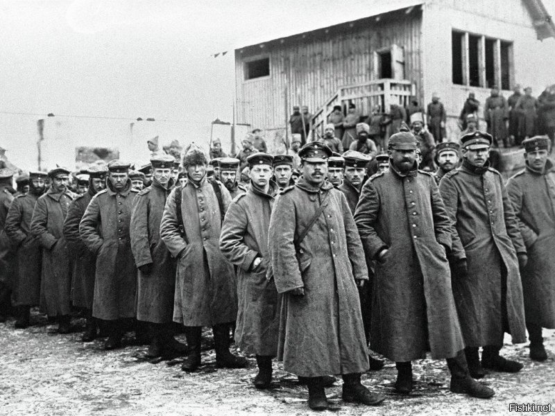 А фото то времен 1-й Мировой. Тогда у немцев такие головные уборы были. Вот еще фото с 1-й Мировой. Такие же головные уборы и наши конвоиры в папахах на заднем плане.