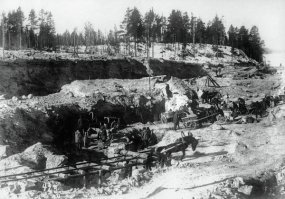 Как обычно... половина авторов на фишках такие, выложат кучу фоток без описания или истории... Кому интересно:
Беломорско-Балтийский водный путь (Беломорканал) - уникальное гидротехническое и транспортное сооружение, канал длиной 227 км, соединивший Белое море и Онежское озеро, был построен силами заключенных ГУЛАГа в 1931-1933 гг.
Строительство Беломорско-Балтийского канала, соединившего Белое море и Онежское озеро, началось в 1931 году по инициативе Иосифа Сталина. Для постройки канала при Совете Труда и Обороны был учрежден так называемый Особый комитет по сооружению Балтийско-Беломорского водного пути. Было решено "при определении стоимости работ  учесть возможности привлечения уголовного труда к этим работам". В связи с этим "при проектировании стройки было уделено большое внимание удешевлению всех сооружений и доведению до минимума расхода дефицитных привозимых материалов". По указанию Сталина канал длиной в 227 километров должен был быть построен за двадцать месяцев   с сентября 1931 года по апрель 1933 года.
Строительство велось в основном заключенными ГУЛАГа, общая численность которых составляла около 280 тысяч человек.
Каждый подневольный строитель назывался "заключенный каналоармеец", сокращенно з/к, от чего произошло жаргонное слово "зек".
Подразделение ГУЛАГа на канале называлось Беломоро-Балтийский лагерь ("БелБалтЛаг"). Большинство заключенных в новый лагерь переводили в основном с Соловецкого лагеря особого назначения.  
При строительстве канала применялись ручные орудия труда: лопаты, кирки, ломы, зубила, ручные пилы, носилки и тачки. В качестве строительных материалов использовали камни, торф, древесину, землю, никаких дополнительных поставок не было.
Основным средством воздействия и стимулирования заключенных стала так называемая "котловка"   неравное питание. Чем меньше заключенный работал, тем меньше он получал еды. Те заключенные, которые не выполняли норм, получали "штрафной паек". Во время строительства канала администрация использовала различные методы повышения эффективности выполняемых работ: соревнование между бригадами, трудколлективами, шлюзами. Объявлялись всеобщие дни рекордов.
Кураторами стройки стали заместитель председателя ОГПУ Генрих Ягода и начальник ГУЛАГа Матвей Берман. Строительством канала с 1931 по 1933 год руководил Нафталий Френкель. Именно ему приписывают идею использования дешевой рабочей силы заключенных для работы на крупных народно-хозяйственных стройках.
В мае 1933 года Ягода докладывал Сталину о готовности Беломорканала. 25 июня 1933 года по всему каналу от начала до конца прошел пароход "Чекист". В июле этого же года Иосиф Сталин, Климент Ворошилов и Сергей Киров совершили прогулку на катере по новому рукотворному водному пути. Канал получил имя Сталина.
2 августа 1933 года сооружение Беломорско-Балтийского водного пути было завершено, а официальное открытие первой судоходной навигации состоялось 30 августа 1933 года.
Сегодня канал   крупнейшее гидротехническое и транспортное сооружение, часть единой глубоководной системы европейской части России.
В 1976 году начался первый этап масштабной реконструкции Беломорканала. К 1983 году были реконструированы 13 камер шлюзов на скальном основании, из 38 пал (гидротехническая подпорная стена или эстакада) перестроены 27, а также заменены 7 пар шлюзовых ворот клепаной конструкции цельносварными воротами. При углублении канала устанавливались новые рабочие и ремонтные ворота с усиленной тягой, совершенствовались затворы шлюзовых камер.
В ноябре 2011 года было объявлено, что правительство РФ намерено до 2018 года провести работу по модернизации Беломорско-Балтийского канала.