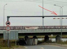 Если здесь "чуть больше 3х метров"... как говорят эти "замеряльщики"... (на первом фото, см ниже)

то человек держащий арматуру (на втором фото, см ниже) - становится мутантом ростом в 2,60!! для которого вся спец одежда сшита под заказ.. слабо верится. судя по этой фотографии с человеком можно справедливо утвеждать что:
1. 2а (шт) барана с измерительными приборами, измеряли более высокую часть моста которая (теперь мы знаем) = 3м
2. Дорожная служба, установившая знак "ограничение 2,70м", оценила пролёт под нижней балкой моста "на глазок", и эта оценка ни х*ра не соответствует действительности!
3. Дорожная служба, установившая предупредительную балку (см третье фото ниже, которая пунктирно-красно-белая) на высоте выше 3,0м.. просто *идорги.. 
4. Нет светоотражающих черно-желтых полос ограничения габаритов на кромках моста (ни на мосте ни на его нижней балке)!
5. Люди повесившие плакат-растяжку с предупреждением - указали действительно более верное значение 2метра! и они сделали это за свой счёт, с целью предотвращения последующих аварий! Но "муниципальные власти" или кто там еще занимается подстчётом количества "баранов"!!? , очень сильно напрашиваются на какой нибудь суд по полной с*ка программе с особо жестоким цинизмом! 

У меня нет Газели, и этот мост я вижу впервые, но мне больно смотреть на тот факт что у каждого моста есть ОТВЕТСТВЕННЫЕ (каждый день за зарплату сидящие) люди в управлении дорожной безопасности!!