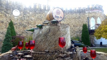 Вот эти фонтаны из белого и красного вина (на самом деле, это подкрашенная вода, вино бы скисло) находятся у нас в самом большом винохранилище Европы под названием Малые Милешты, 15 км от Кишинёва. Очень красивая природа, глубокие подвалы, низкие цены в магазине. Приезжайте к нам осенью! Туда туристов автобусами возят, они закупаются ящиками. Бутылка отличного коллекционного шампанского или хорошего вина Milestii Mici (Милештий Мичь) стоит до 100 российских рублей.