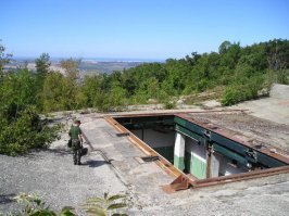 Вот на этой "Сотке" и снимали "Одиночное плаванье" там дальше бункер, туннели и пусковая установка ракет - ее правда давно демонтировали, осталась прямоугольная дыра на 2 этажа под землю