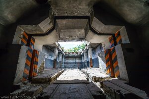 Вот на этой "Сотке" и снимали "Одиночное плаванье" там дальше бункер, туннели и пусковая установка ракет - ее правда давно демонтировали, осталась прямоугольная дыра на 2 этажа под землю