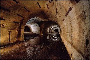 Так весь Севас изрыт, там известняк -долбить легко, я сам был только на 35-бронебашенной  батарее, в недостроенном ЗКП ЧФ, там где снимали "Одиночное плавание" и Объект 825 ГТС (есть еще пара объектов где был, но про них помоему до сих пор нельзя рассказывать))))